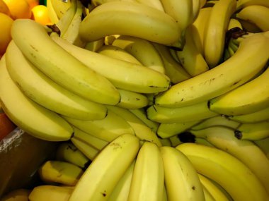 Yakın çekim bir kutu içinde taze olgun muz