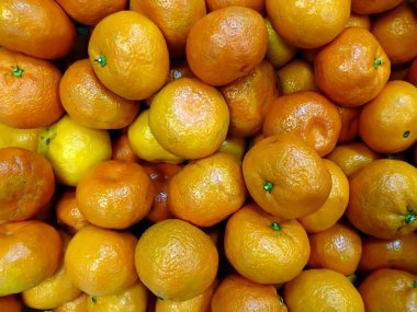 Yakın çekim bir kutu içinde taze mandalina