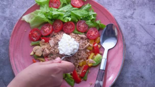 Sallad och grönsaker i en tallrik — Stockvideo