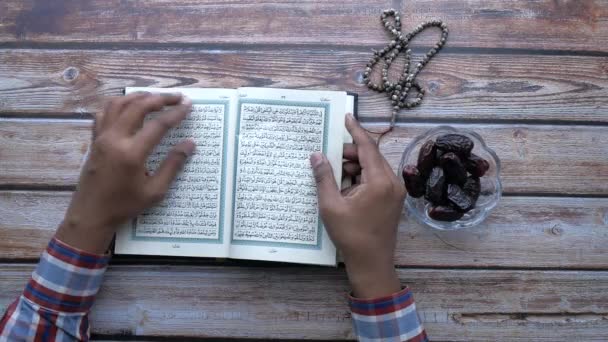 Κορυφαία άποψη του ανθρώπου χέρι ανάγνωση quran — Αρχείο Βίντεο