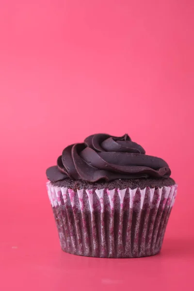 Nahaufnahme der Tasse Kuchen auf rotem Hintergrund — Stockfoto