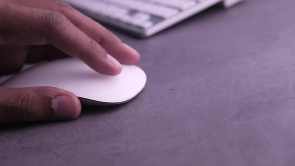 Primo piano dell'uomo mano utilizzare il mouse del computer — Video Stock