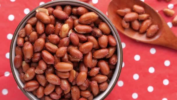 Pemandangan puncak kacang tanah dalam mangkuk dengan latar belakang merah — Stok Video