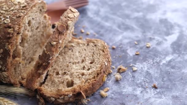 Vista dall'alto del pane marrone sul tavolo — Video Stock