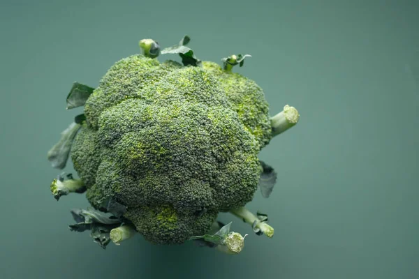 Vista superior de brócolis no fundo verde — Fotografia de Stock