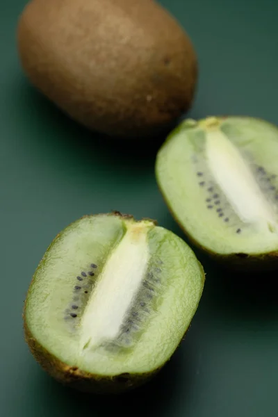 Nahaufnahme von Kiwi-Früchten auf grünem Hintergrund — Stockfoto