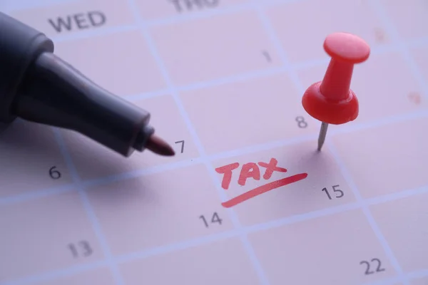 Koncepcja podatku zapłaconego z datą kalendarzową i pinezką — Zdjęcie stockowe
