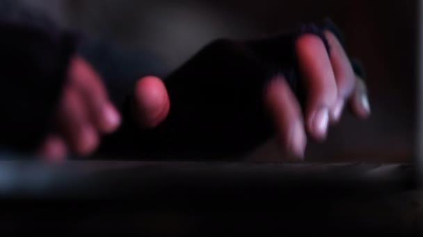 Gros plan de la main de pirate tapant sur le clavier — Video