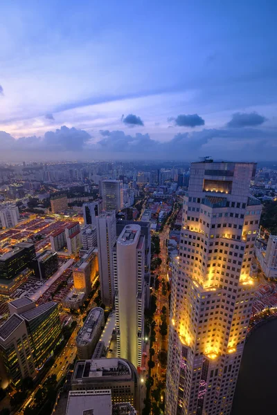 Vista de ángulo alto de edificios financieros singapurenses en la noche — Foto de Stock