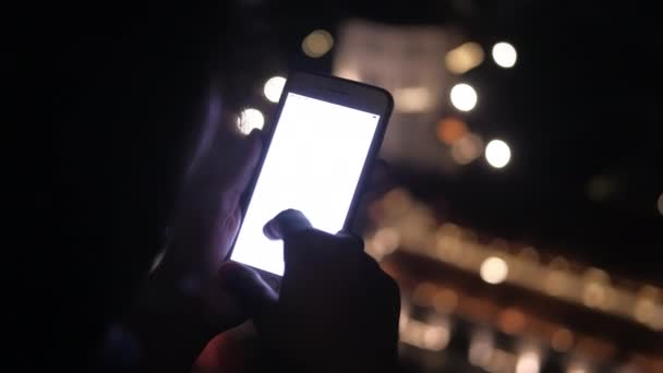 Zadní pohled na ženy používající chytrý telefon v noci — Stock video