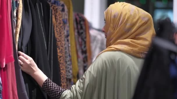 Muslimské ženy s hlavou šátek nakupování uvnitř — Stock video