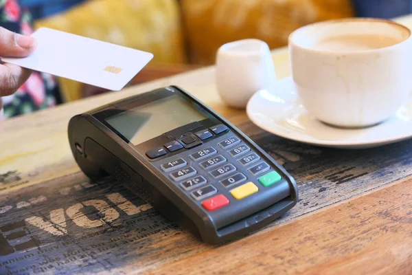 在咖啡店以非接触式信用卡付款 — 图库照片