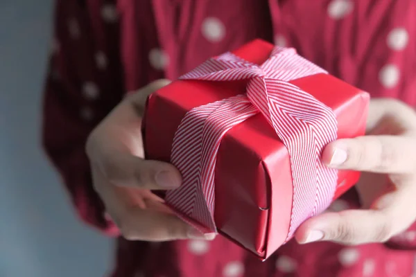 Closeup of women hand holding gift box — Stock Photo, Image