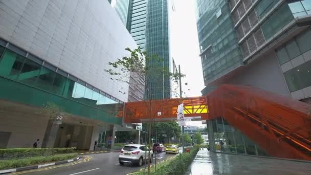 Финансовый центр, Сингапур - 10 января 2020 года. Городское движение с современными стеклянными зданиями, расположенными в финансовом центре Сингапура — стоковое видео
