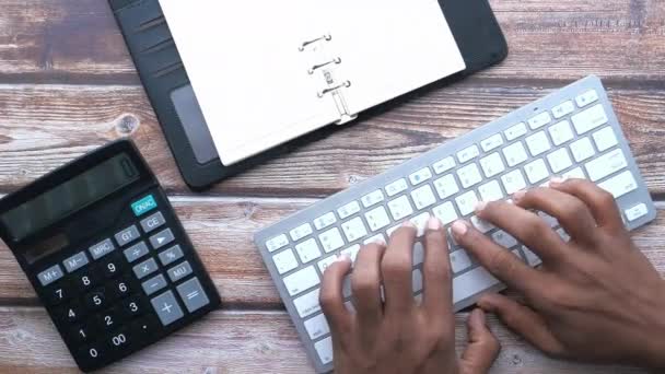 Vista superior del hombre escribiendo a mano en el teclado — Vídeos de Stock