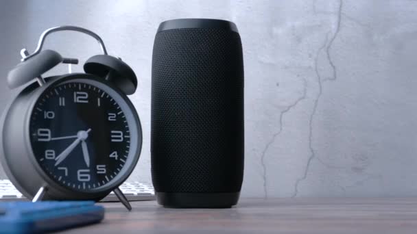 Κλείσιμο smart speaker και ρολόι στο τραπέζι — Αρχείο Βίντεο