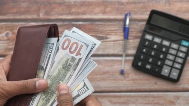 Close-up van de man hand met portemonnee tellen geld — Stockvideo