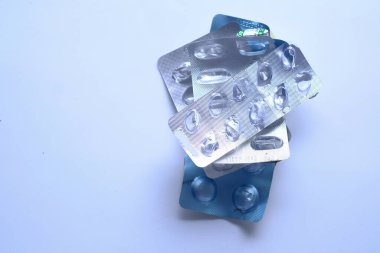 Beyaz arkaplanda boş ilaçların kapatılması 