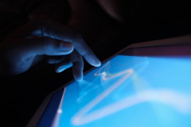 Dijital tablet üzerindeki hisse senedi tablosunu analiz ederken insan elini kapat 