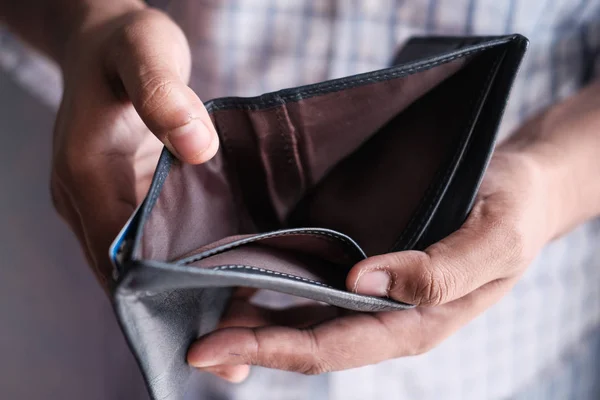 Cüzdanı boş bir adam eli, borç konsepti. 