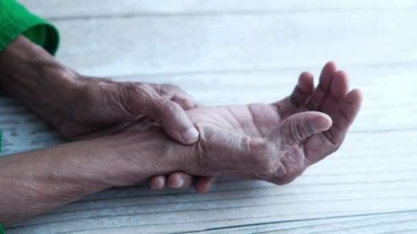Пожилые женщины массируют запястье и большой палец , — стоковое видео