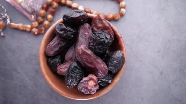 Top view of date fruit in a bowl for ramada koncepció — Stock videók
