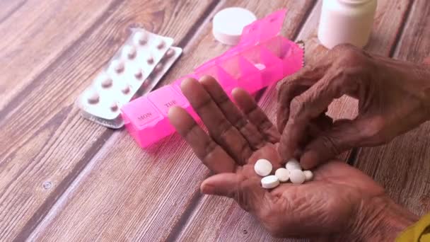 Primer plano de las mujeres mayores que toman pastillas a mano — Vídeos de Stock