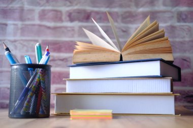 Masada kitap yığını, okula dönüş konsepti. 