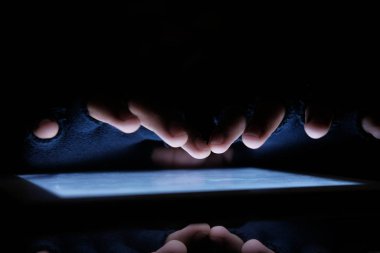 Bilgisayar korsanı eli sistemi hackleyip veri çalıyor. 