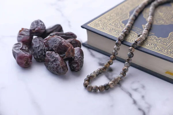 Tutup buah kurma dan quran di atas meja — Stok Foto