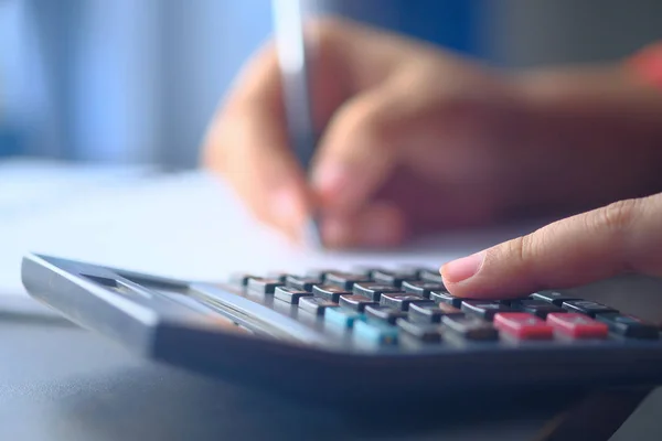 Szoros női kéz segítségével számológép az asztalon — Stock Fotó