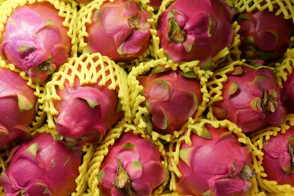 Présentoir de fruits dragon à vendre au magasin local — Photo