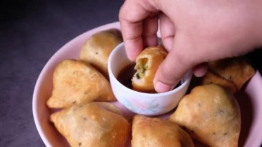 Kadınlar tabakta Hint yemeği yiyorlar, kapat.