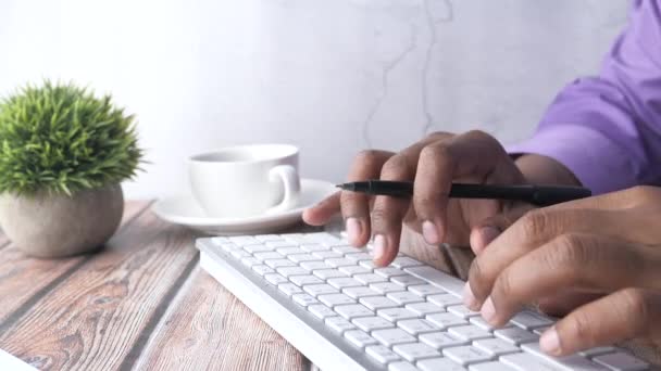 Mladý muž ruční psaní na klávesnici, detailní záběr — Stock video