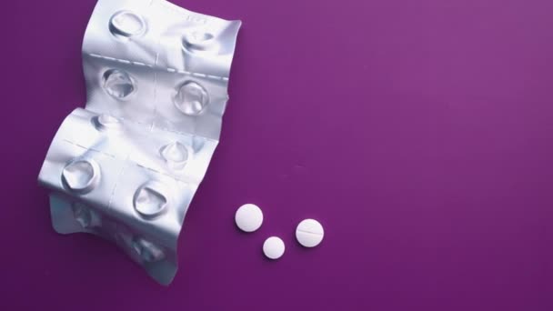 Białe tabletki i leki na tle koloru, widok z góry — Wideo stockowe