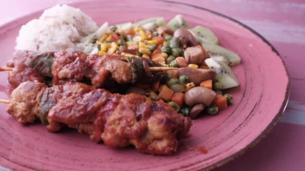 Carne di pollo e verdure sul piatto primo piano — Video Stock