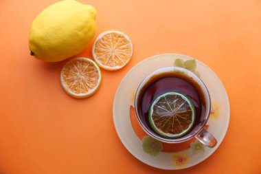 Renkli arkaplanda limon çayı, üst görünüm 