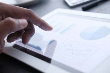 İşadamı dijital tablet üzerinde el analizi şeması, yakın plan 