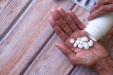 Avucundaki haplar, ilaç konseptini almak. 