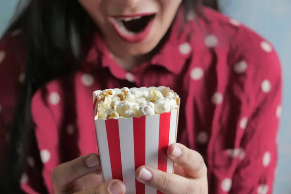 Junge Frauen mit rotem Kleid essen Popcorn, Nahaufnahme — Stockfoto