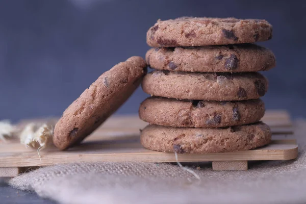 Apilado fresco casero de galletas en la mesa, primer plano —  Fotos de Stock