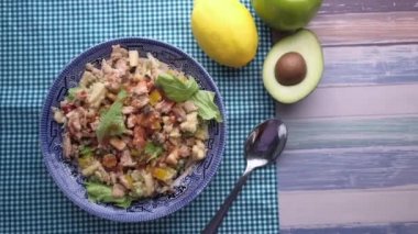 Tabakta taze salata ve ton balığı manzarası. 