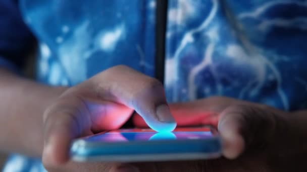 Рука людини використовує смартфон вночі, крупним планом — стокове відео