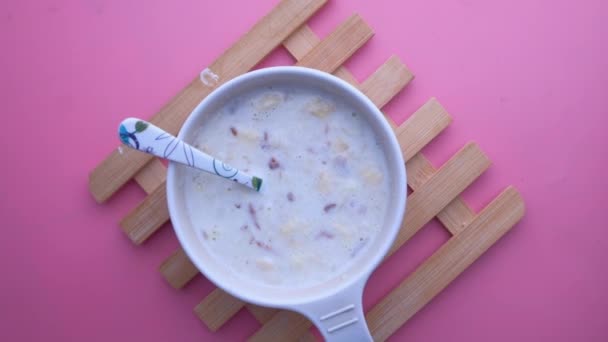 Vista superior de la comida para bebés en la mesa sobre fondo rosa — Vídeo de stock