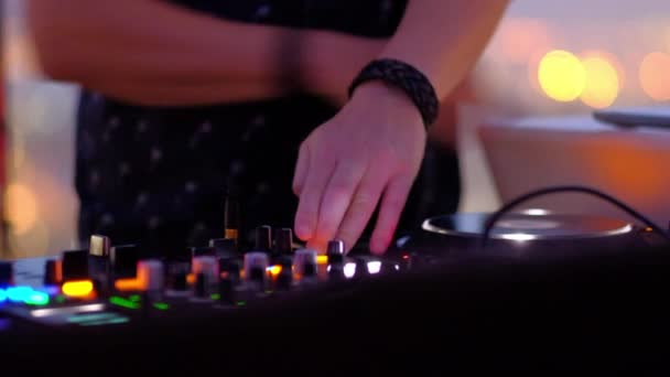 Mãos de músico masculino tocando teclado midi para gravação de música — Vídeo de Stock