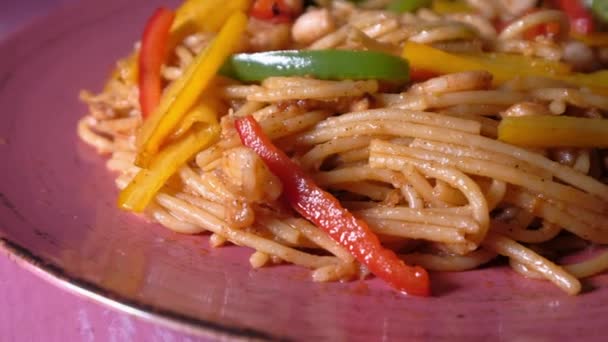 Close up of noddles in a plate, a Italian food — Stock Video