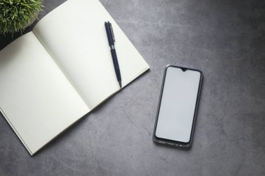  açık not defteri ve akıllı telefon ofis masasında, üst görünüm 