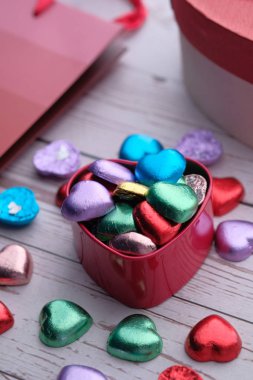 Masadaki hediye kutusunda kalp şeklinde şekerler var. 