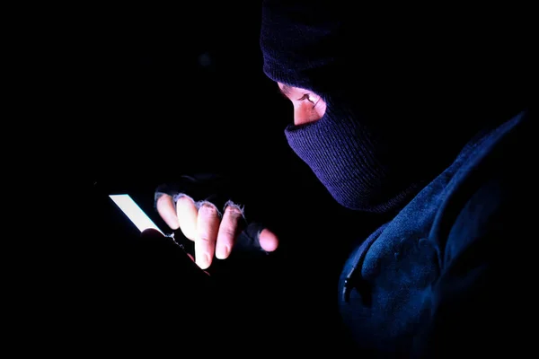 Cyber hacker stealing data from smart phone at night — Stock Photo, Image