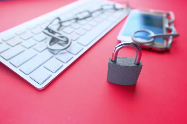 Candado y teclado en la mesa, concepto de seguridad cibernética — Foto de Stock